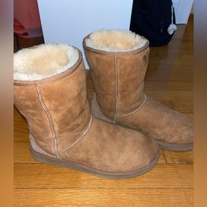 authentic classic II short uggs in chestnut! size 9.5!